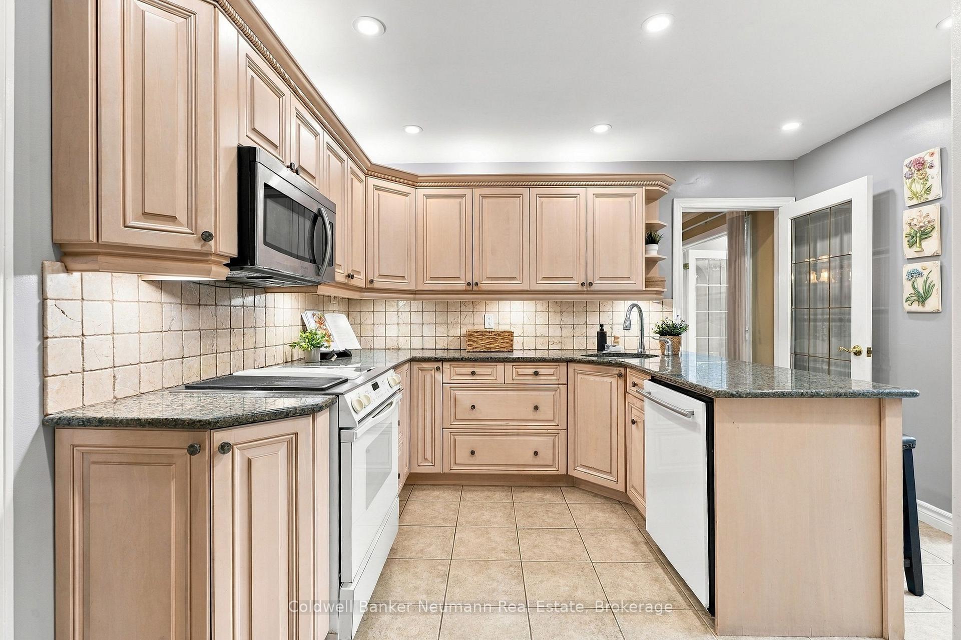 Photo 17 of 34 Kron Drive, Guelph, Kortright West — HOMEH