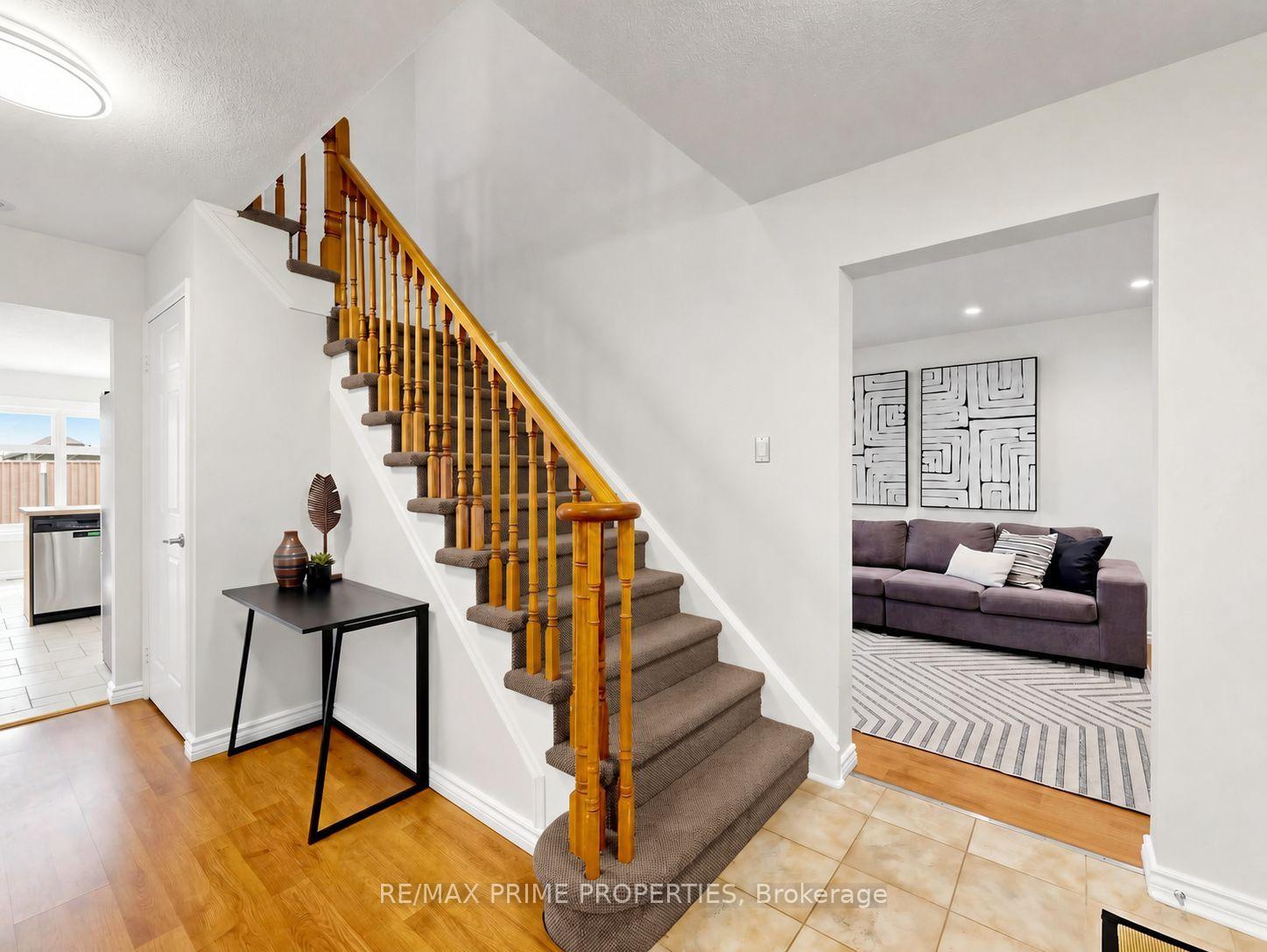 Photo 5 of 29 Redmond Drive, Ajax, Central — HOMEH