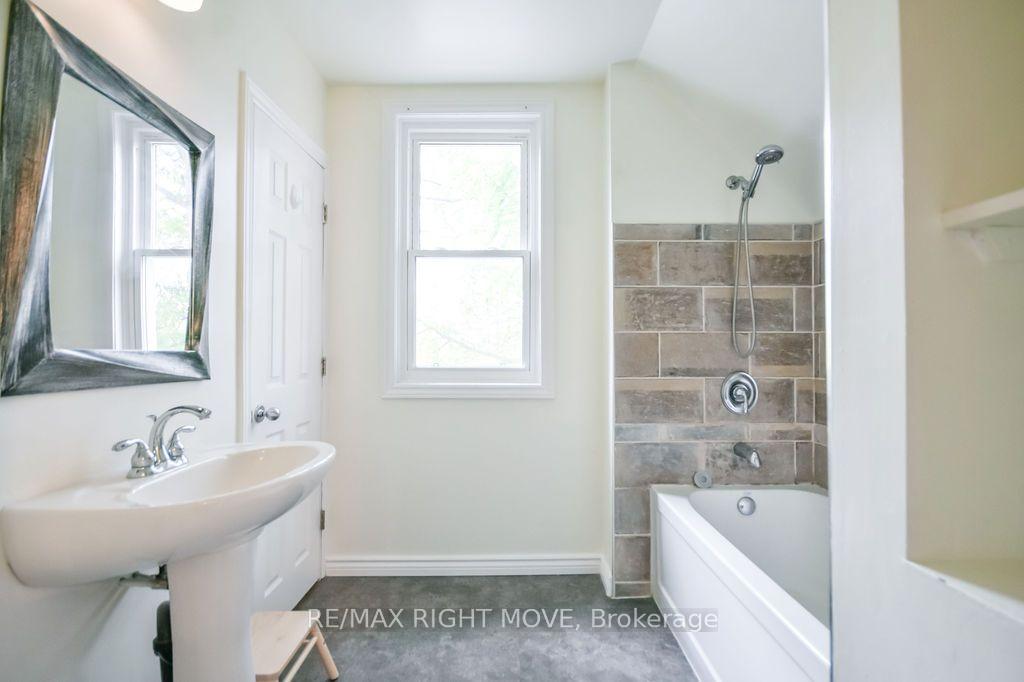 Photo 24 of 129 Coldwater Road W, Orillia — HOMEH