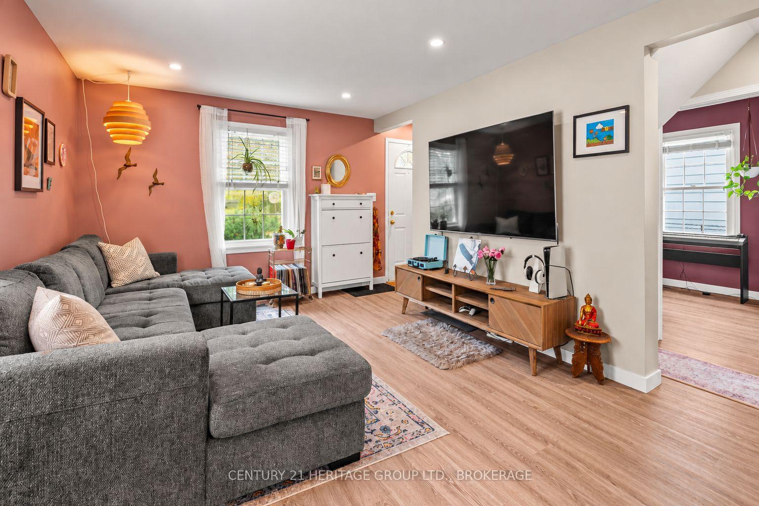 Photo 3 of 39 Lorne Street, Kingston, East of Sir John A. Blvd — HOMEH