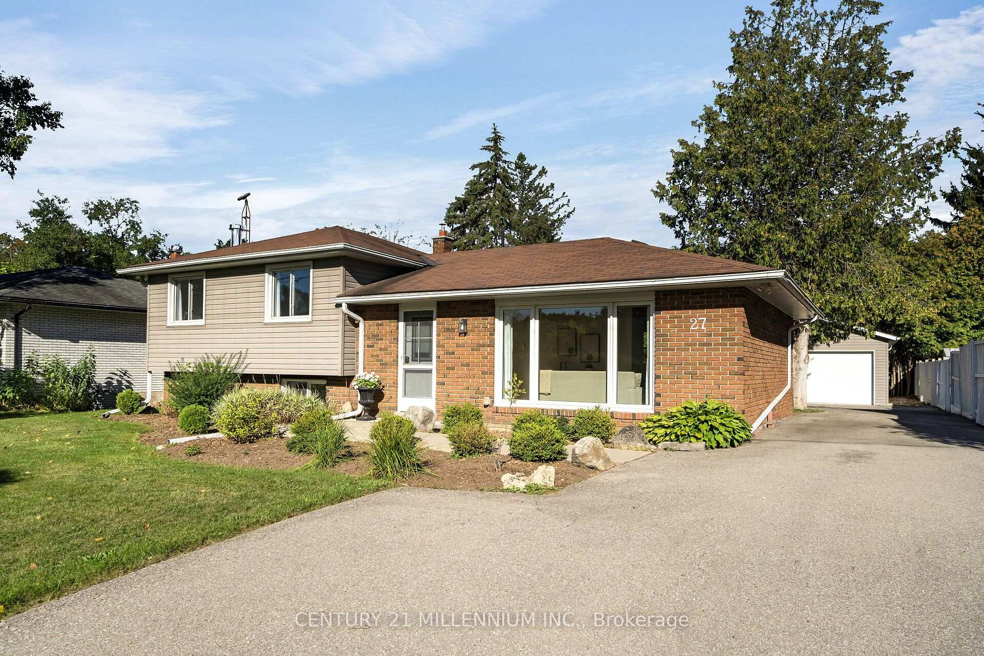 Photo of 27 Dundas Street W