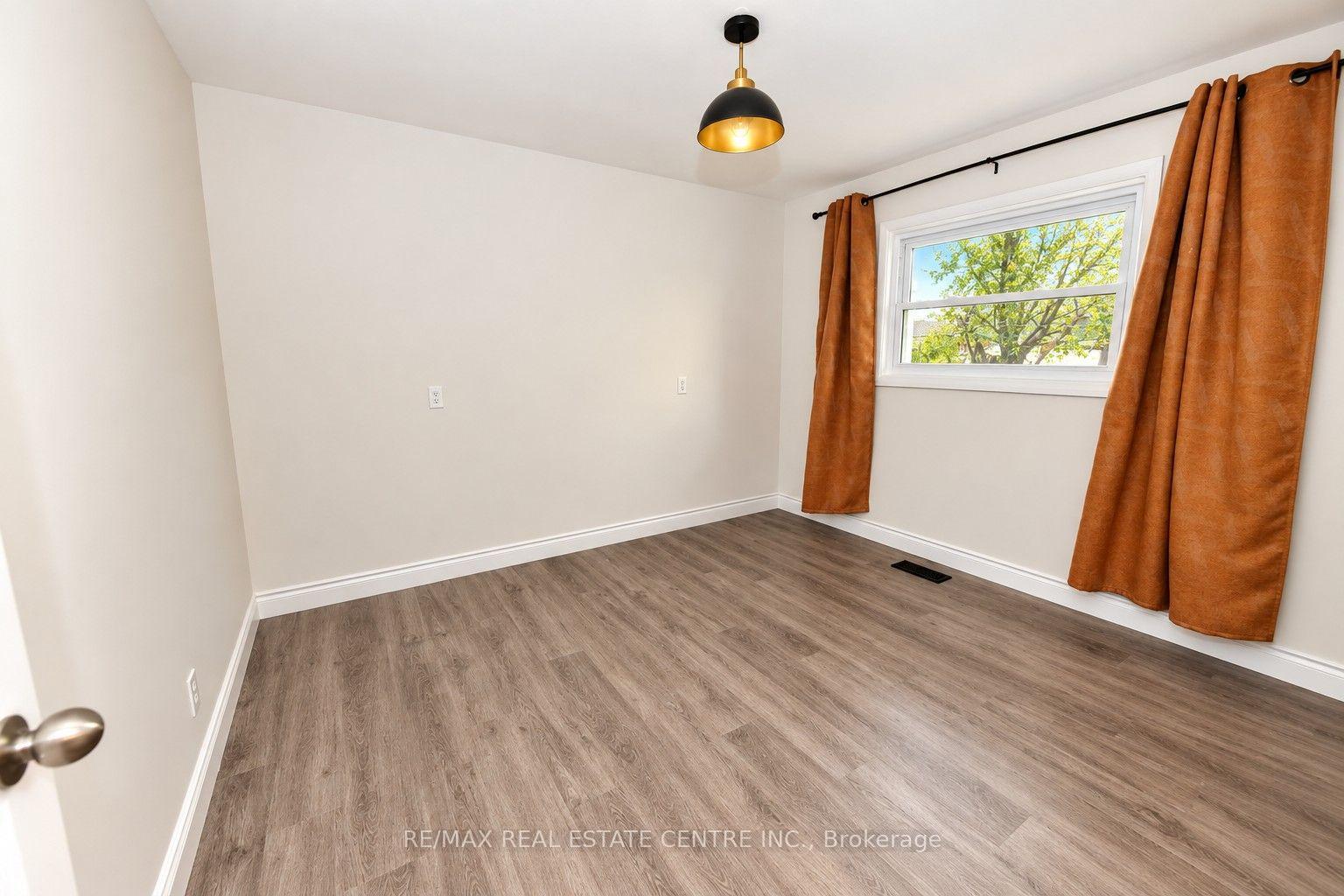 Photo 8 of 242 Chestnut Street S, Cambridge, Preston South — HOMEH