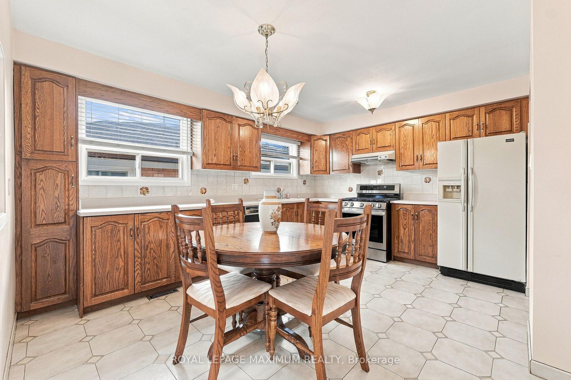 Photo 11 of 66 Spenvalley Drive, North York, Glenfield-Jane Heights — HOMEH