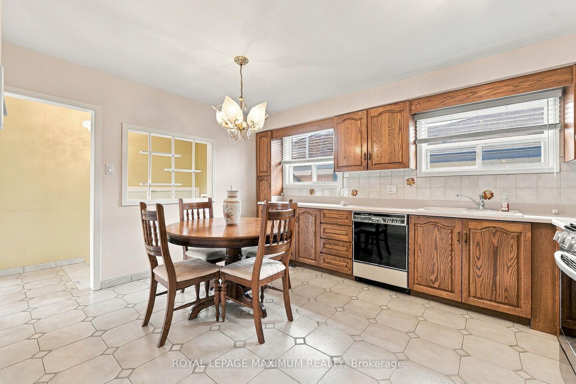 Photo 16 of 66 Spenvalley Drive, North York, Glenfield-Jane Heights — HOMEH
