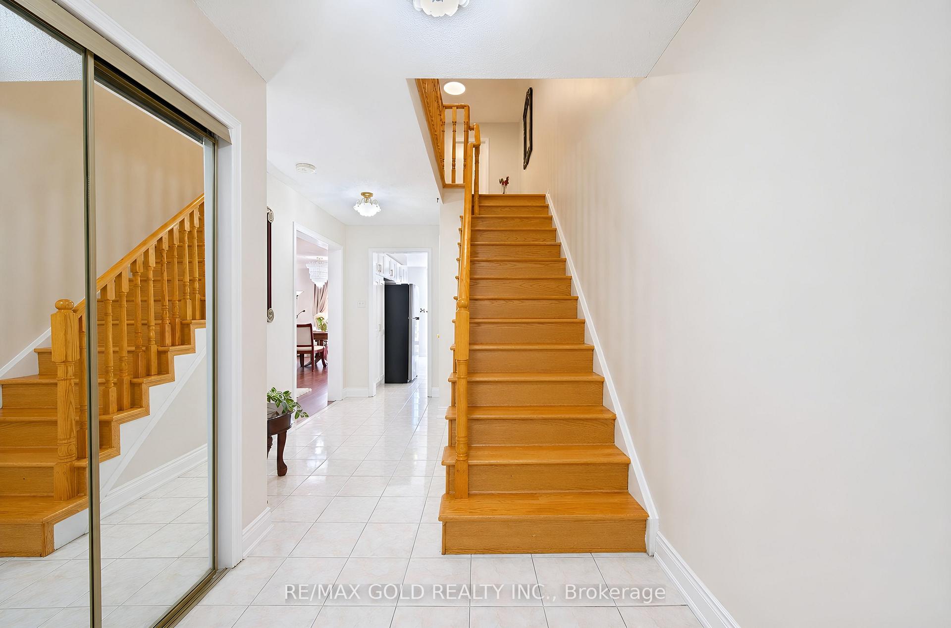 Photo 7 of 106 Bighorn Crescent, Brampton, Sandringham-Wellington — HOMEH
