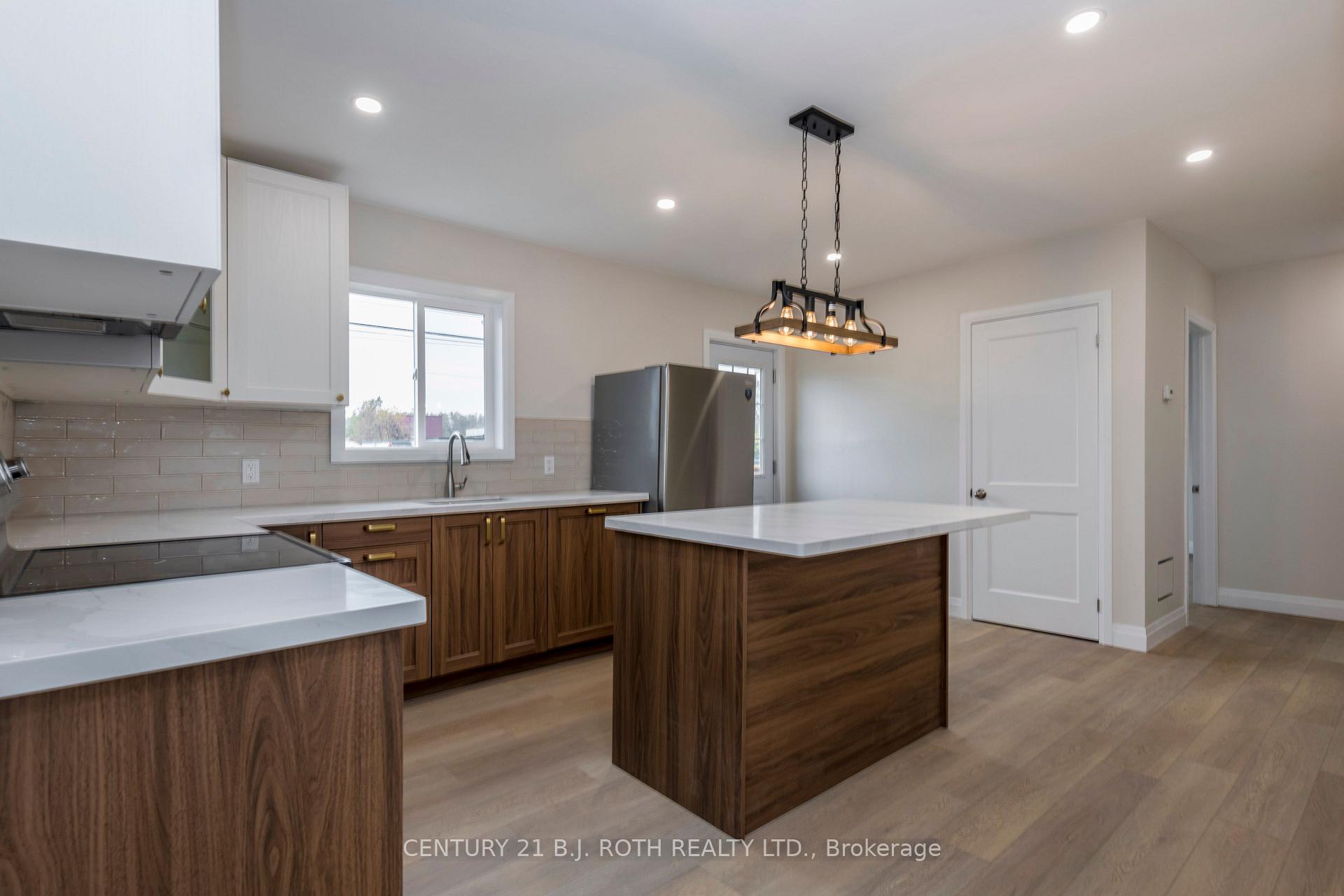 Photo 10 of 51 James Street E, Orillia — HOMEH
