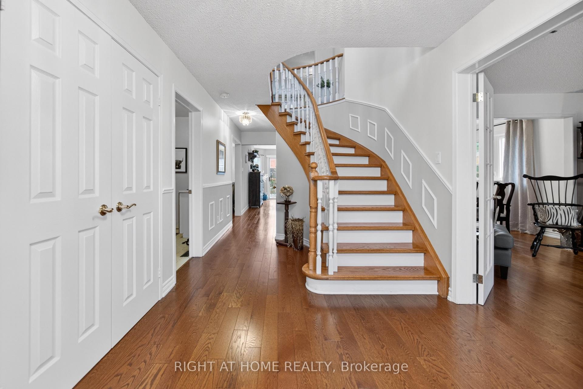 Photo 3 of 17 Eaton Street, Halton Hills, Georgetown — HOMEH