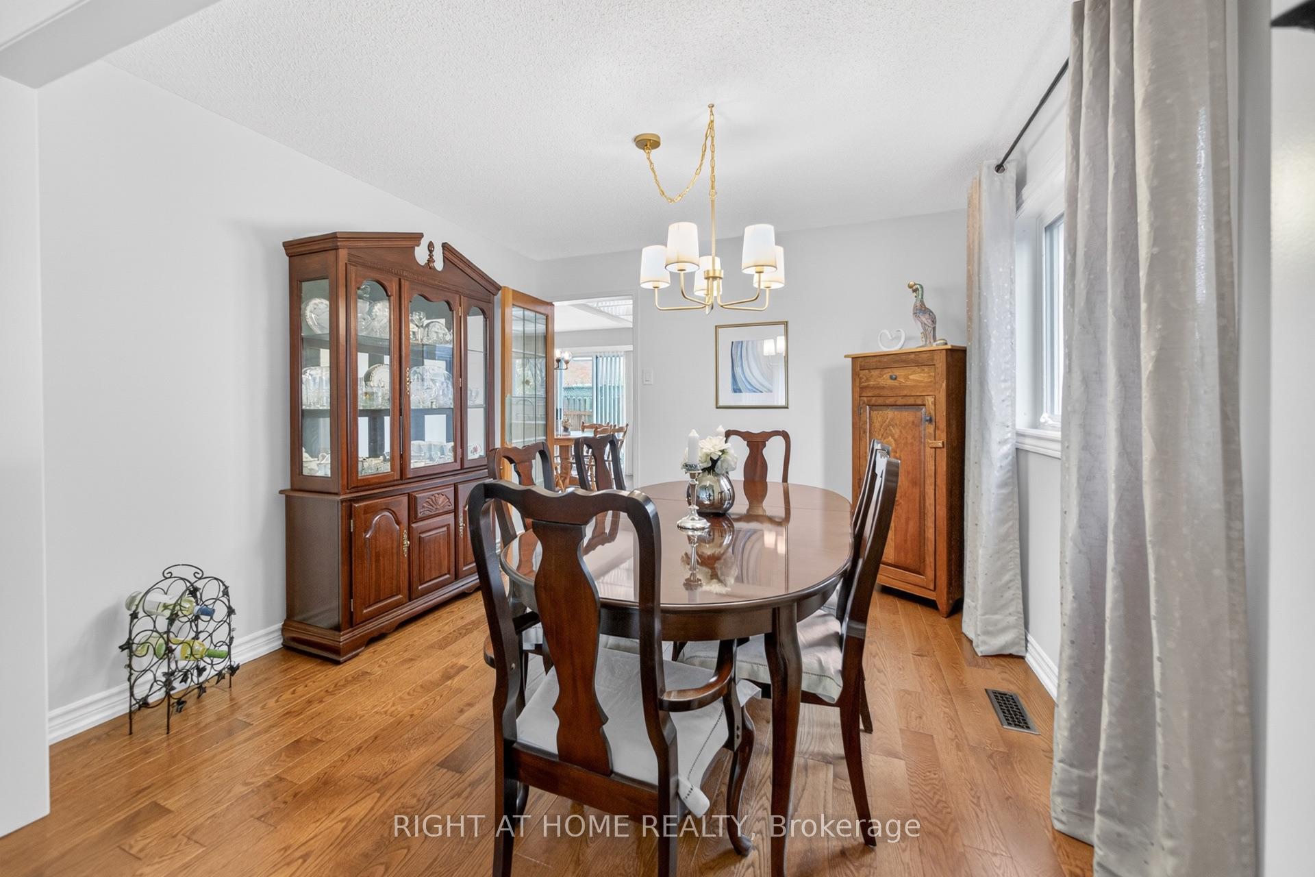 Photo 6 of 17 Eaton Street, Halton Hills, Georgetown — HOMEH