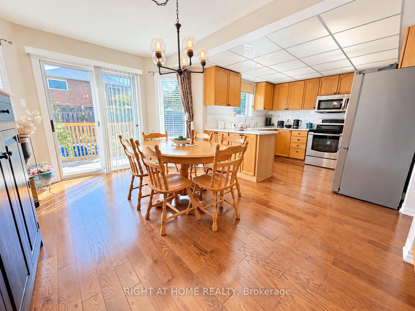 Photo 12 of 17 Eaton Street, Halton Hills, Georgetown — HOMEH