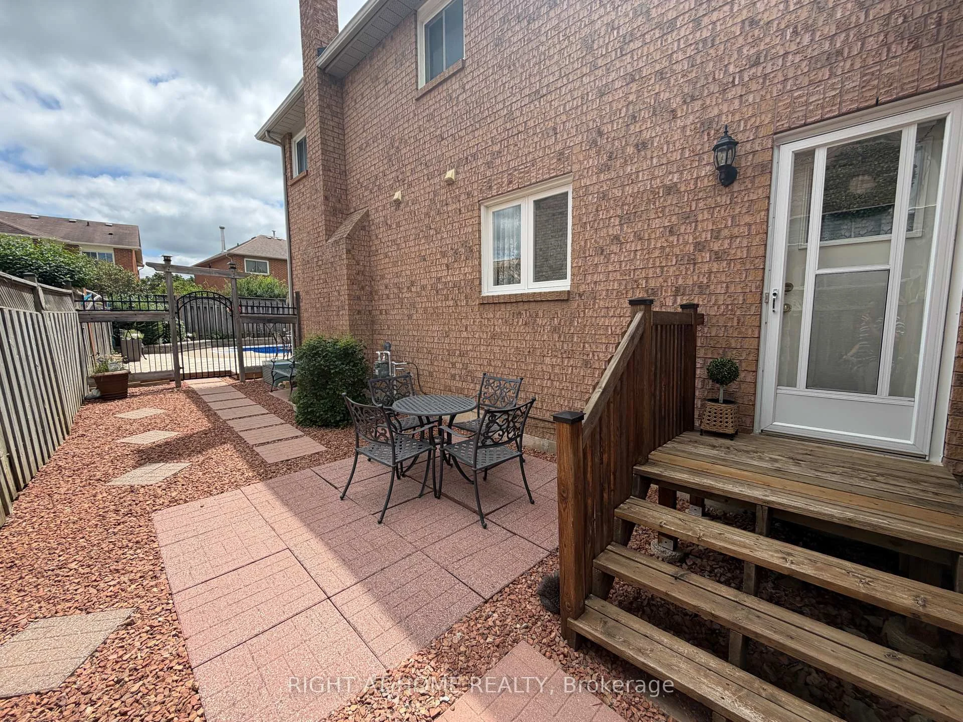 Photo 16 of 17 Eaton Street, Halton Hills, Georgetown — HOMEH