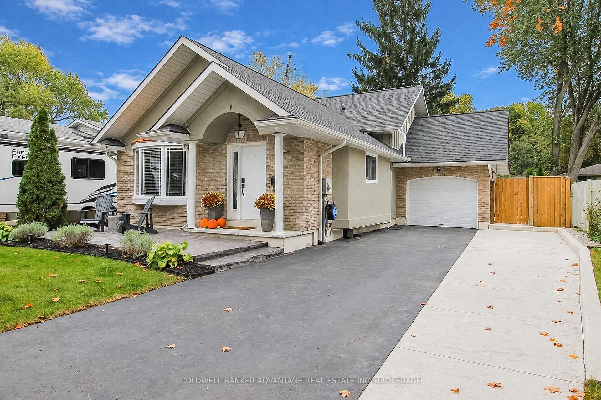 Photo 2 of 11 Fallingbrook Drive, Pelham, Fonthill — HOMEH