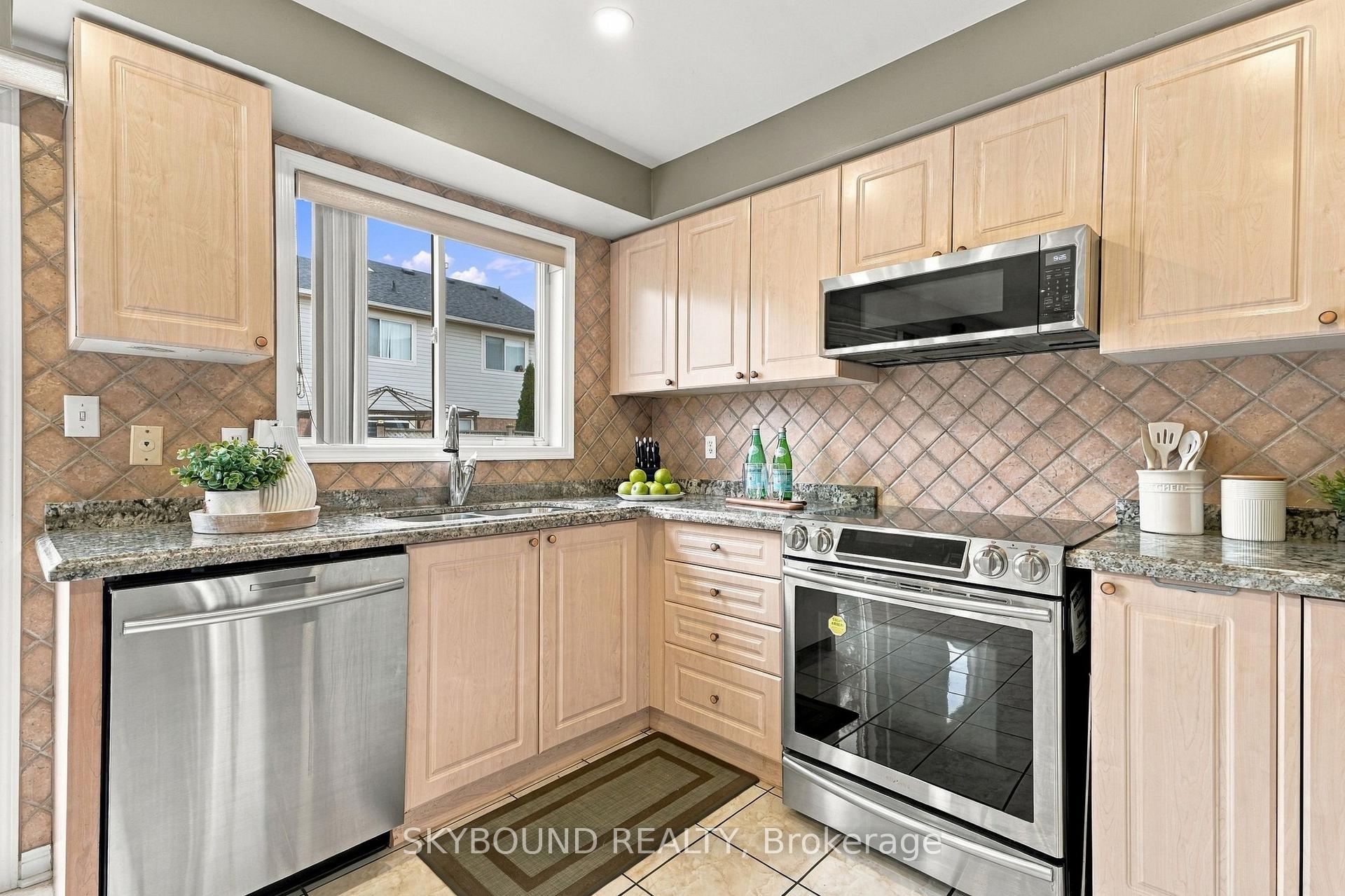 Photo 16 of 51 Thorpe Crescent, Brampton, Fletcher's Meadow — HOMEH