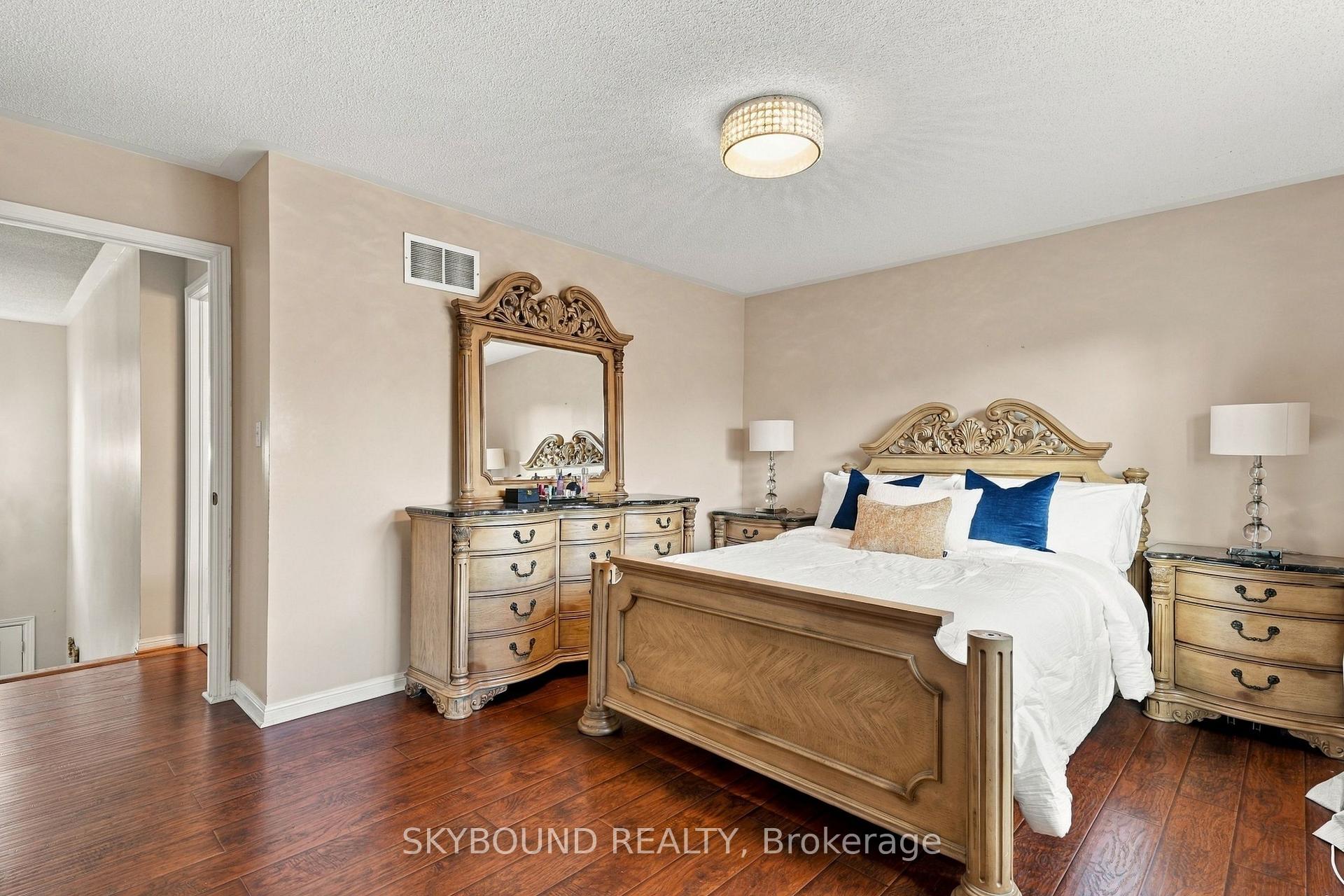 Photo 20 of 51 Thorpe Crescent, Brampton, Fletcher's Meadow — HOMEH