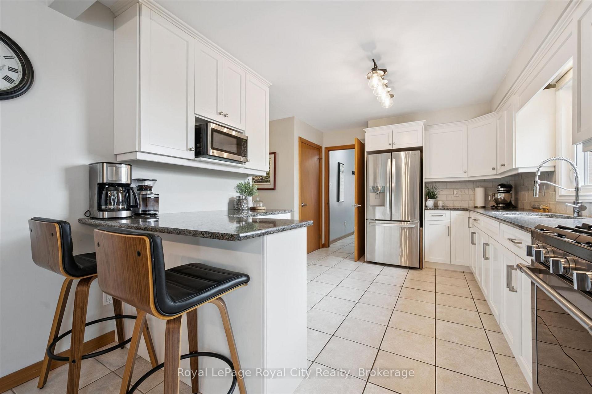 Photo 11 of 24 Greenwich Drive, Guelph, Willow West/Sugarbush/West Acres — HOMEH