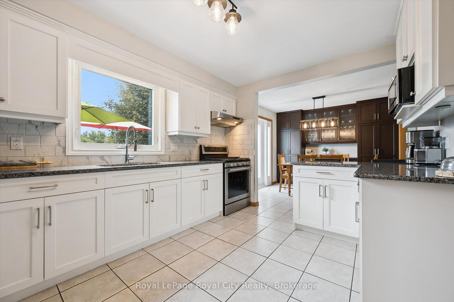 Photo 12 of 24 Greenwich Drive, Guelph, Willow West/Sugarbush/West Acres — HOMEH