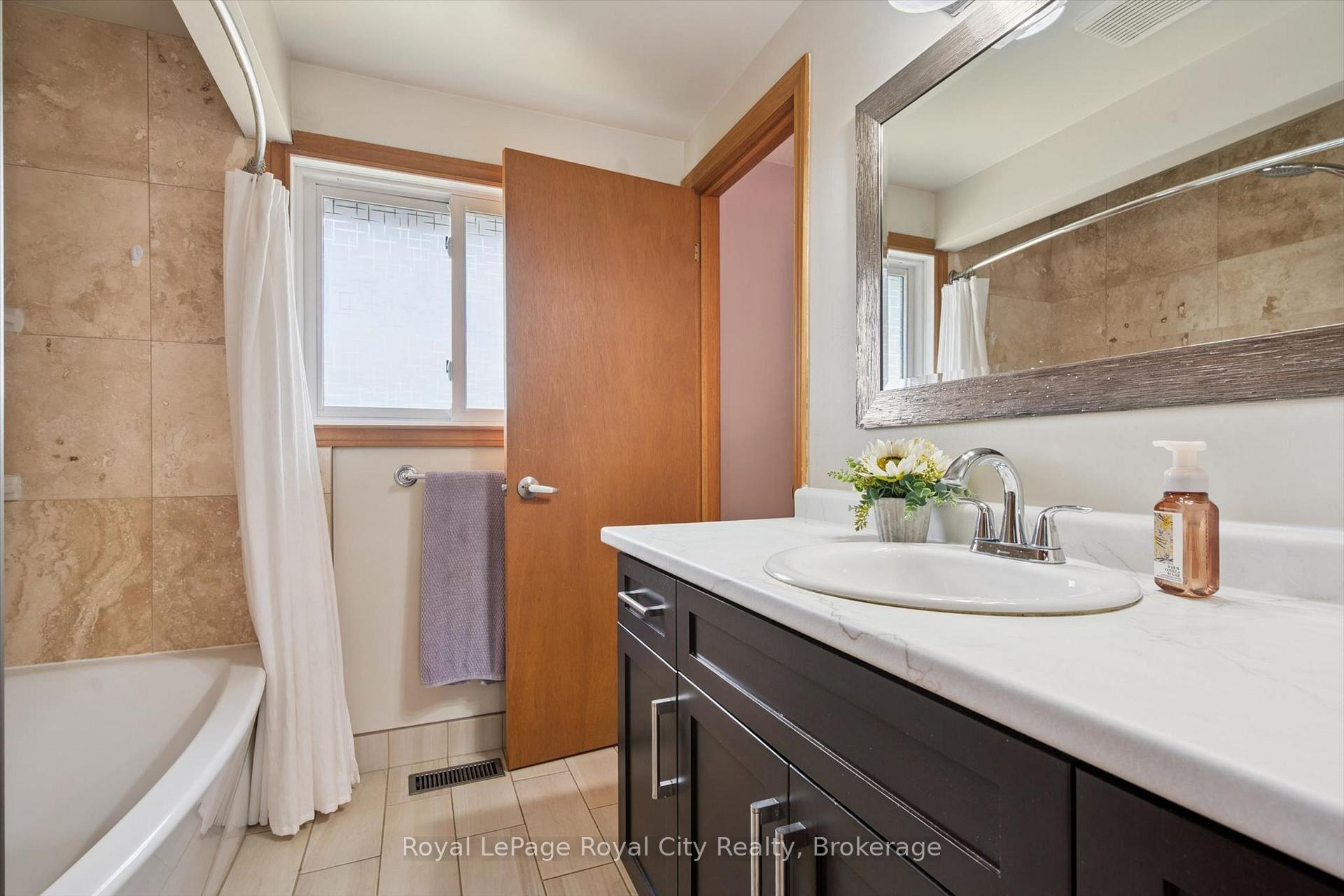 Photo 19 of 24 Greenwich Drive, Guelph, Willow West/Sugarbush/West Acres — HOMEH