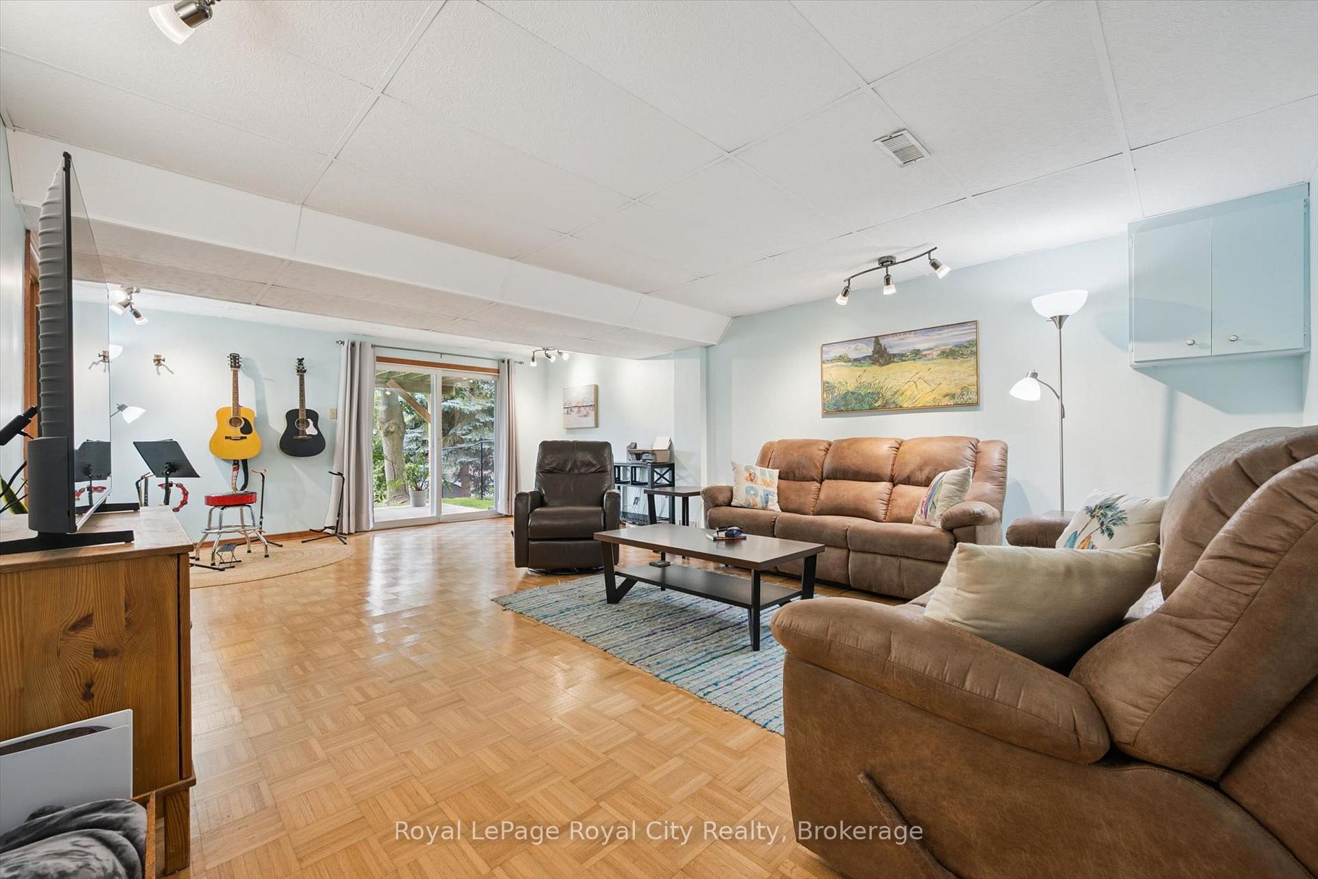 Photo 22 of 24 Greenwich Drive, Guelph, Willow West/Sugarbush/West Acres — HOMEH