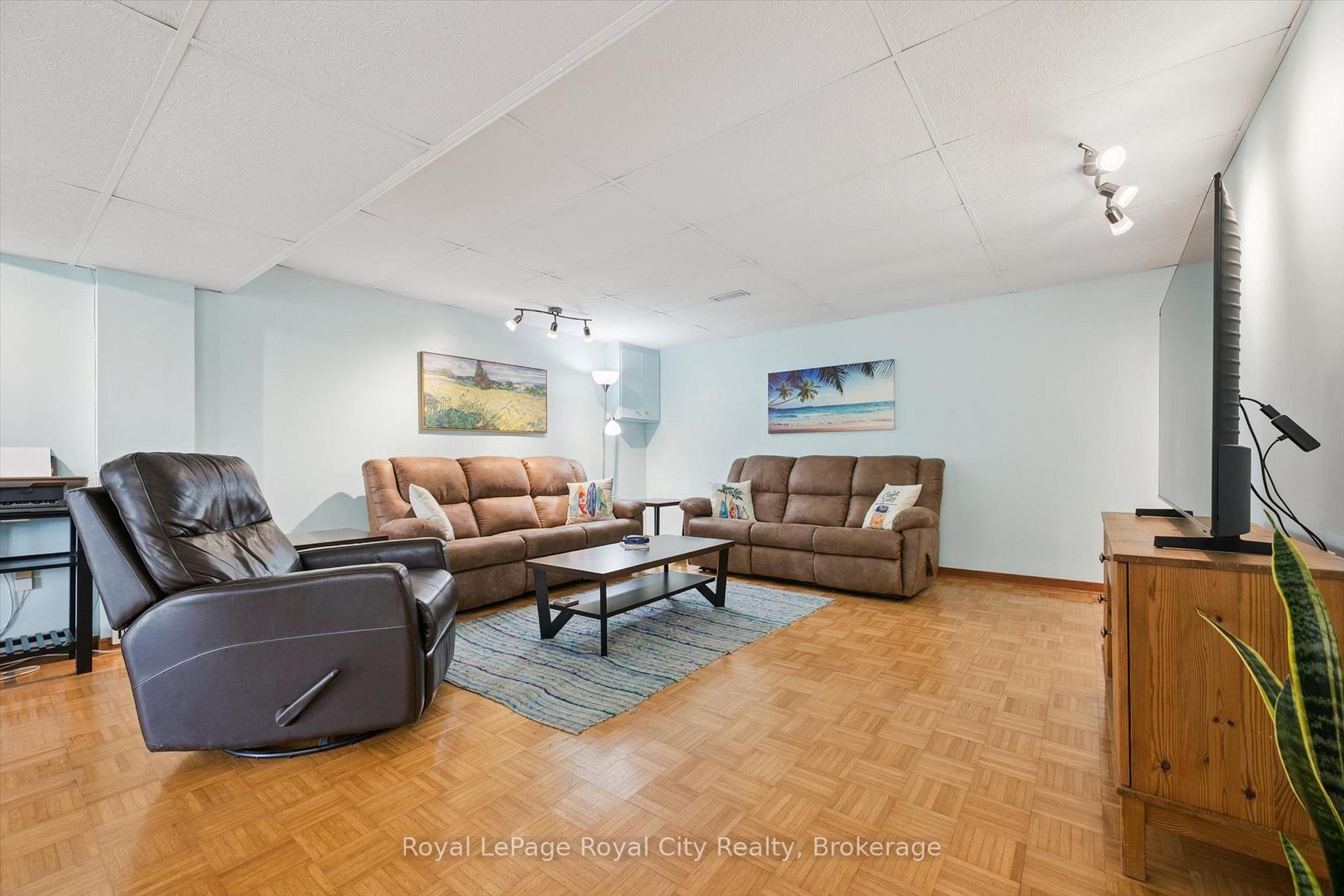 Photo 23 of 24 Greenwich Drive, Guelph, Willow West/Sugarbush/West Acres — HOMEH