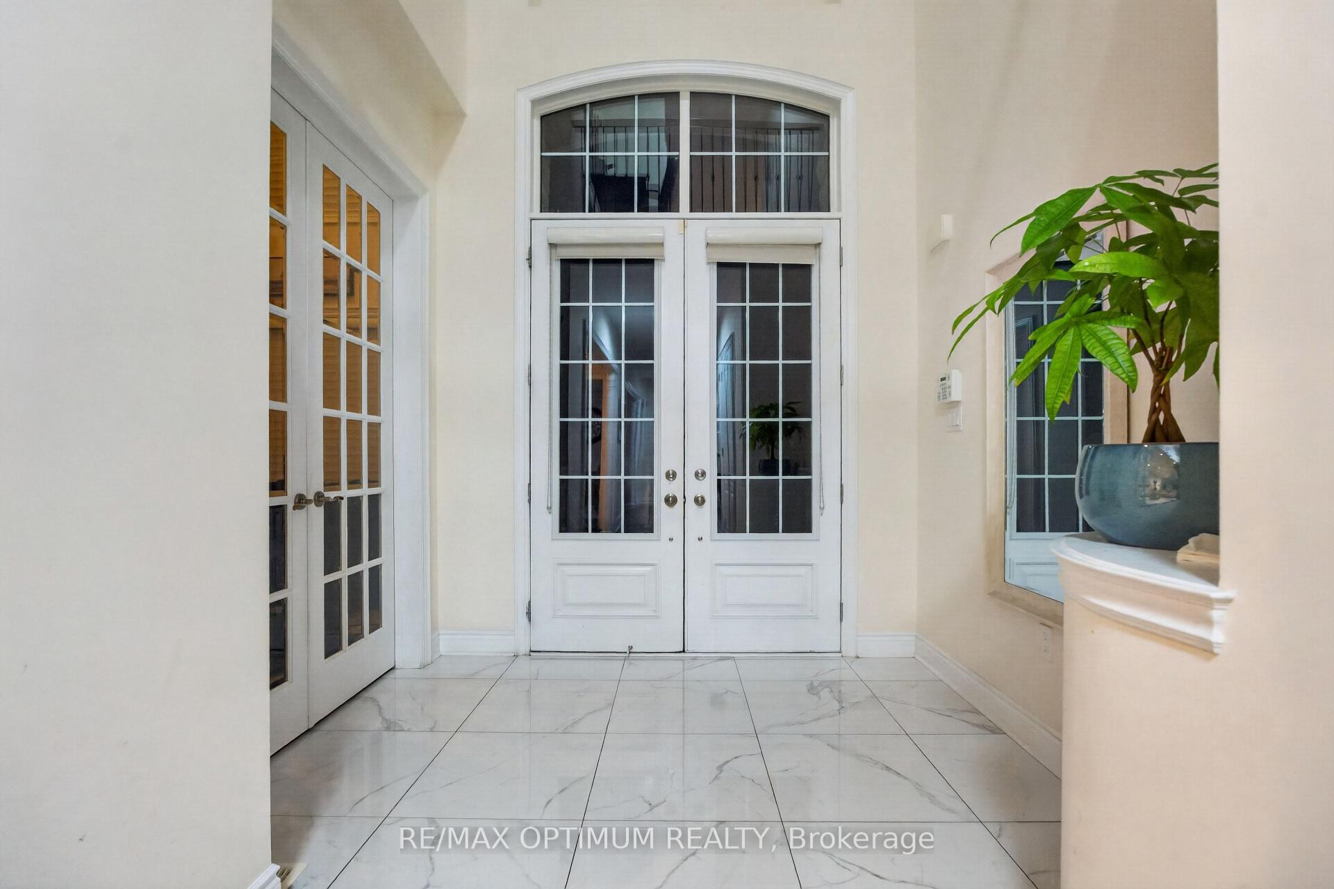 Photo 4 of 49 Elbern Markell Drive, Brampton, Credit Valley — HOMEH