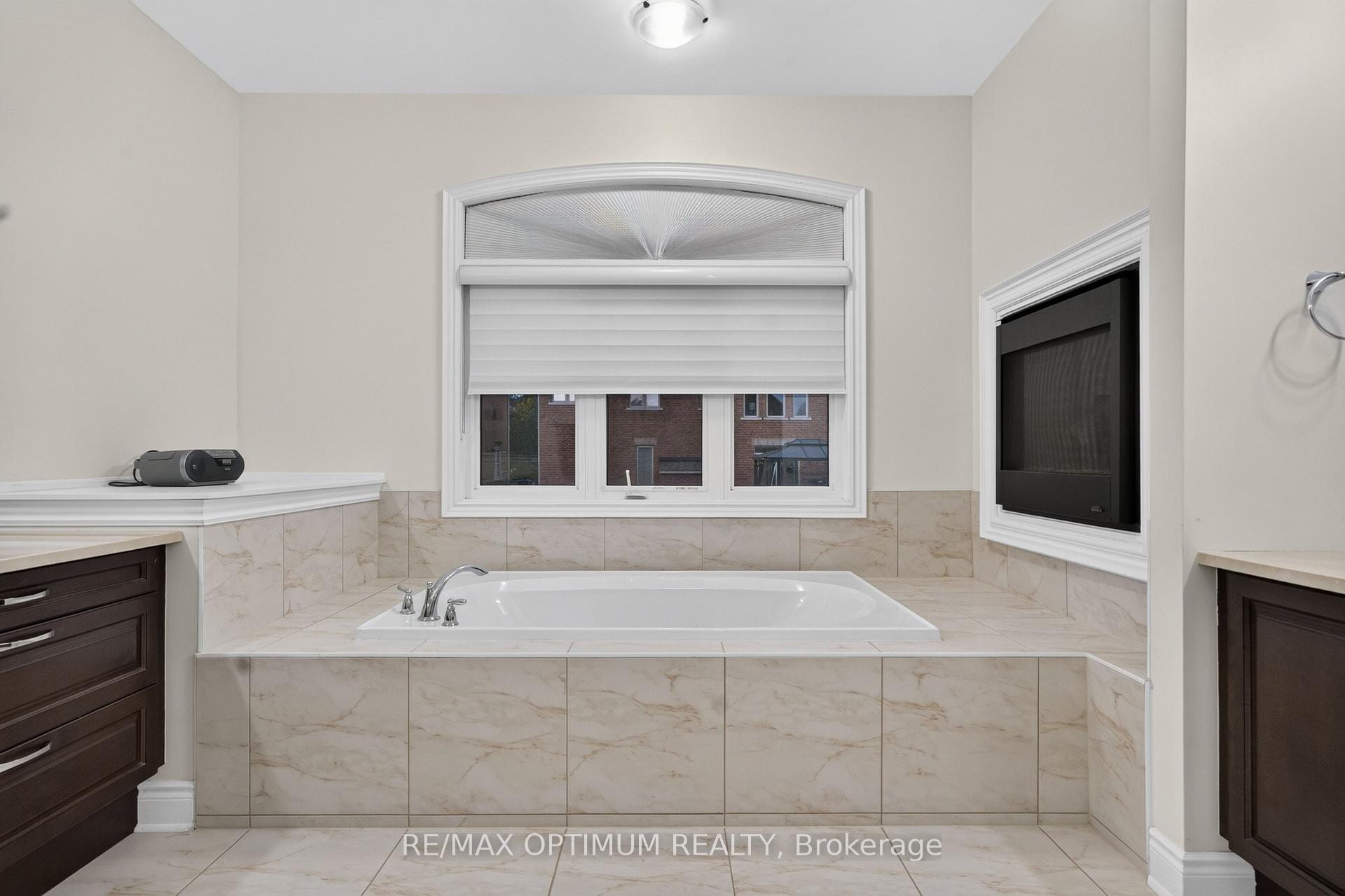 Photo 25 of 49 Elbern Markell Drive, Brampton, Credit Valley — HOMEH