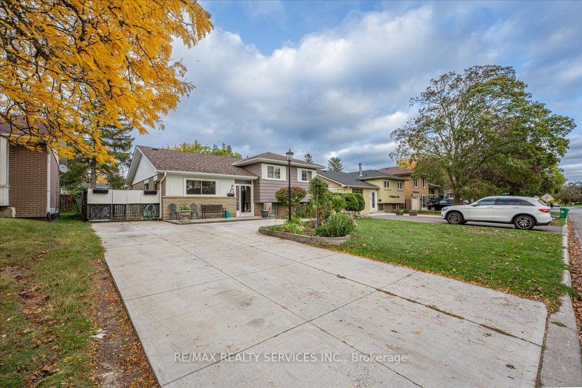 Photo 2 of 53 Windermere Court, Brampton, Northwood Park — HOMEH