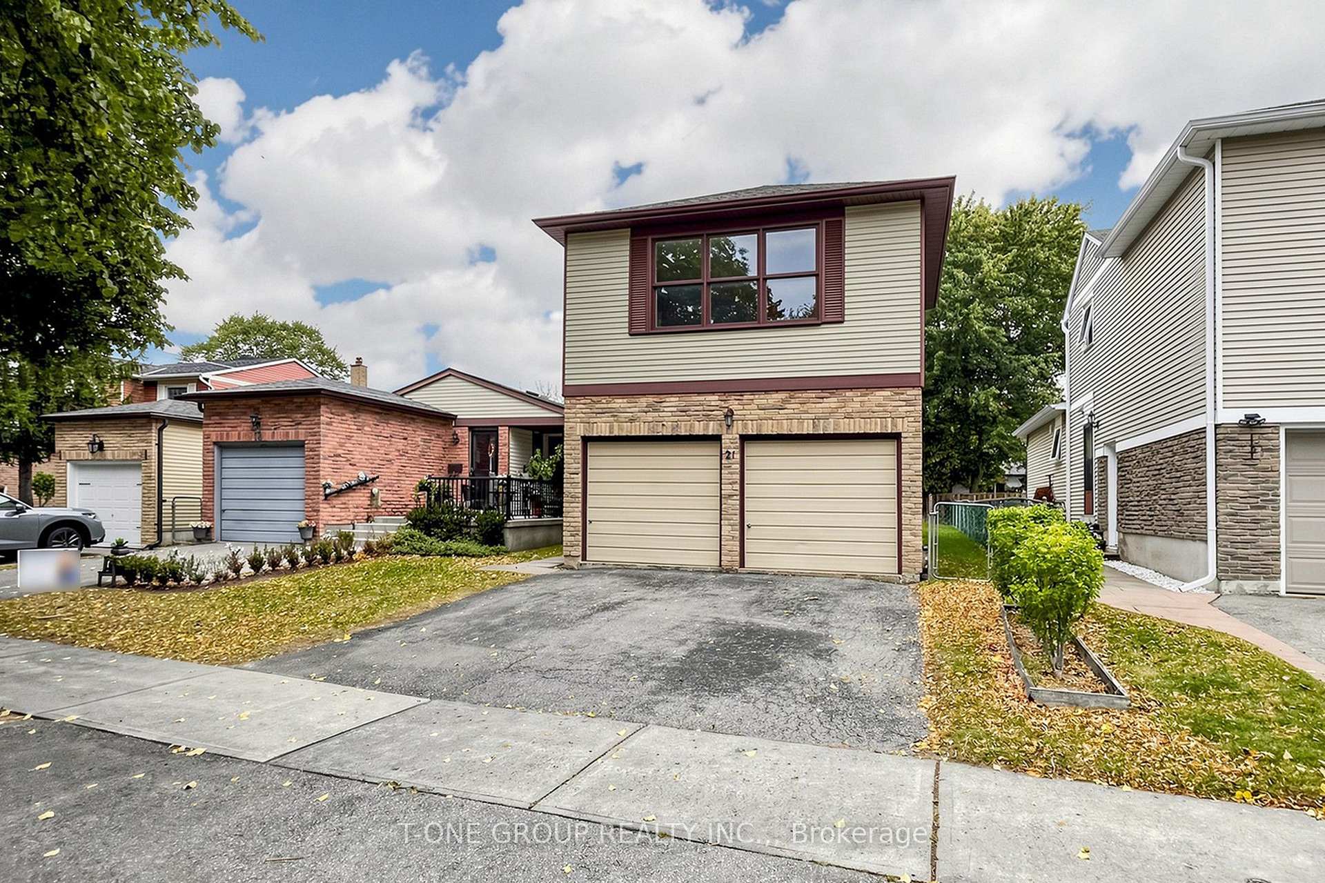 Photo 2 of 21 Madsen Crescent, Markham, Markville — HOMEH