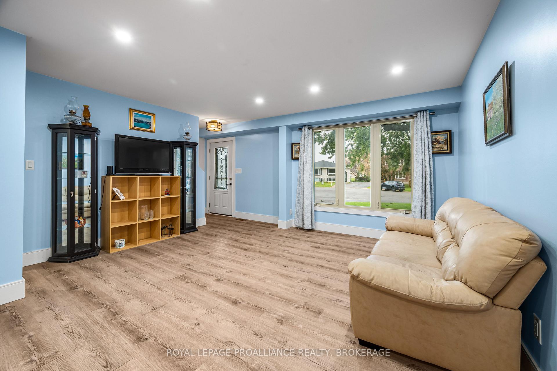 Photo 7 of 879 Beaconhill Court, Kingston, North of Taylor-Kidd Blvd — HOMEH