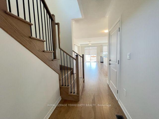 Photo 5 of 142 Shepherd Drive, Barrie, Rural Barrie Southeast — HOMEH