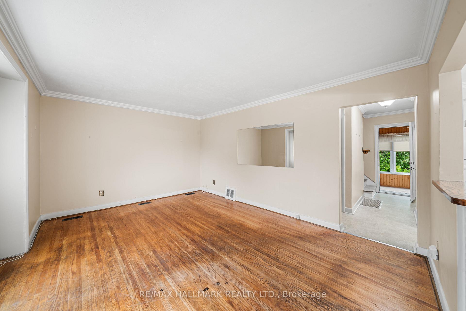 Photo 3 of 27 Sunray Crescent, North York, Downsview-Roding-CFB — HOMEH