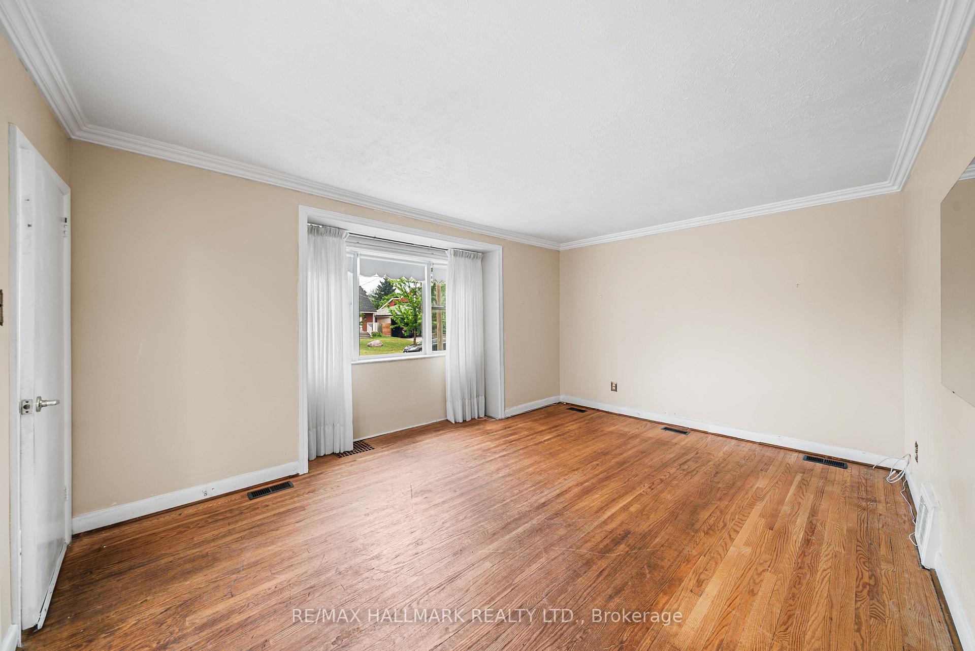 Photo 5 of 27 Sunray Crescent, North York, Downsview-Roding-CFB — HOMEH