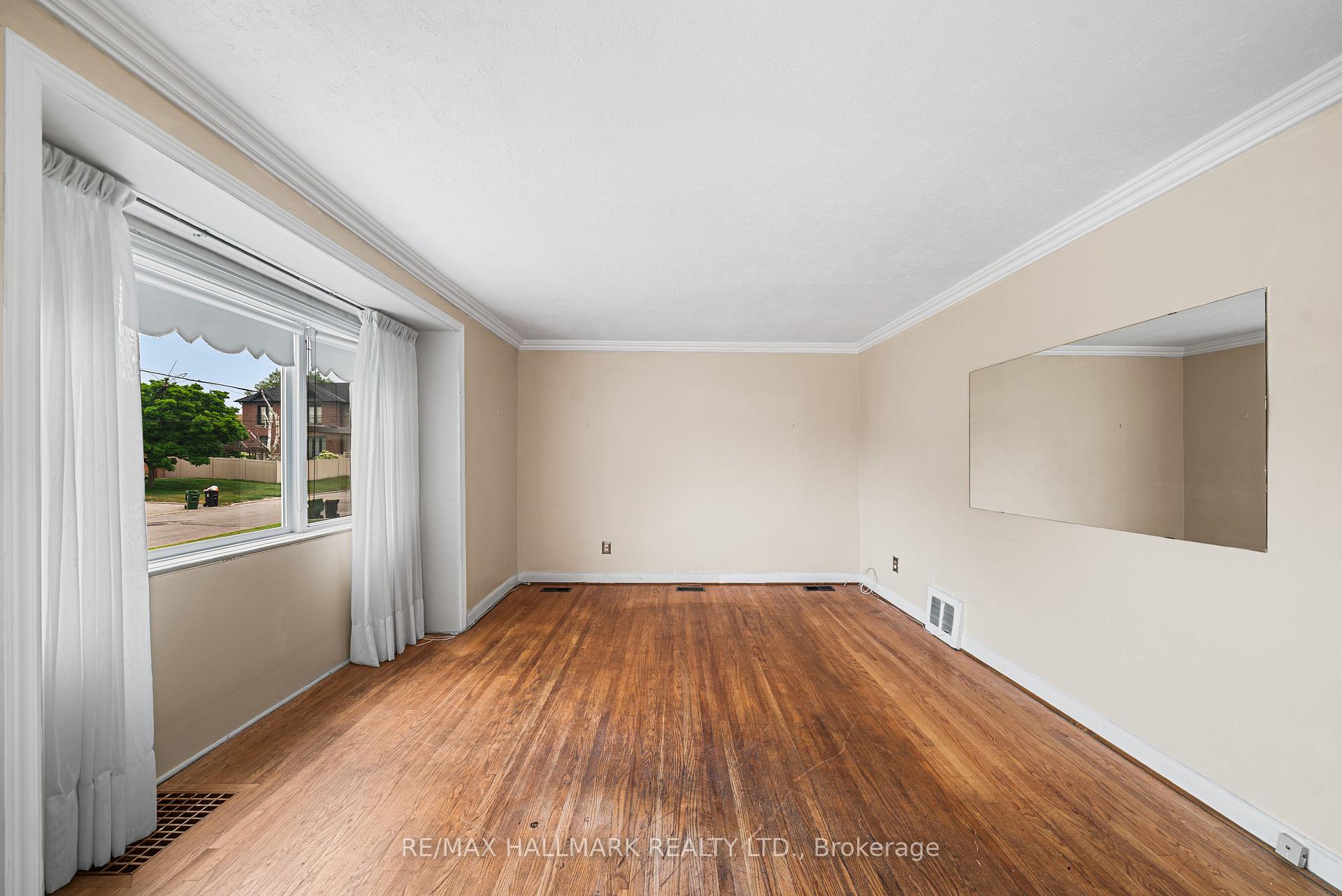 Photo 6 of 27 Sunray Crescent, North York, Downsview-Roding-CFB — HOMEH