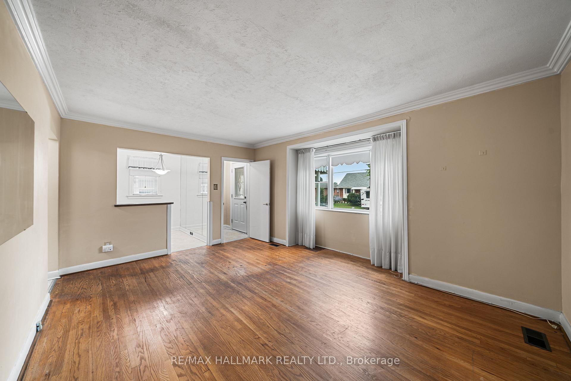 Photo 8 of 27 Sunray Crescent, North York, Downsview-Roding-CFB — HOMEH