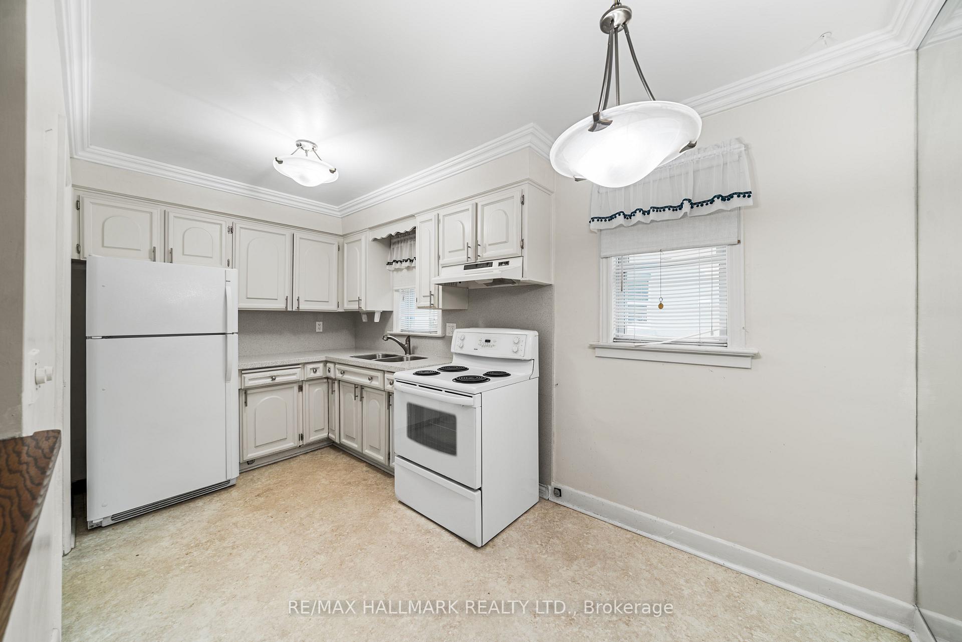 Photo 10 of 27 Sunray Crescent, North York, Downsview-Roding-CFB — HOMEH