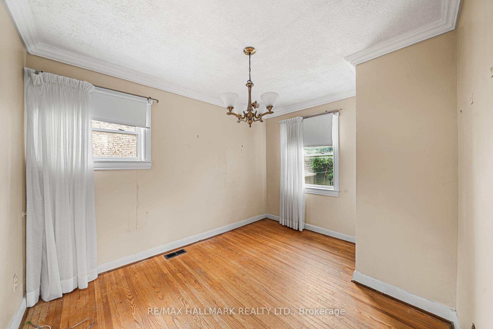 Photo 17 of 27 Sunray Crescent, North York, Downsview-Roding-CFB — HOMEH