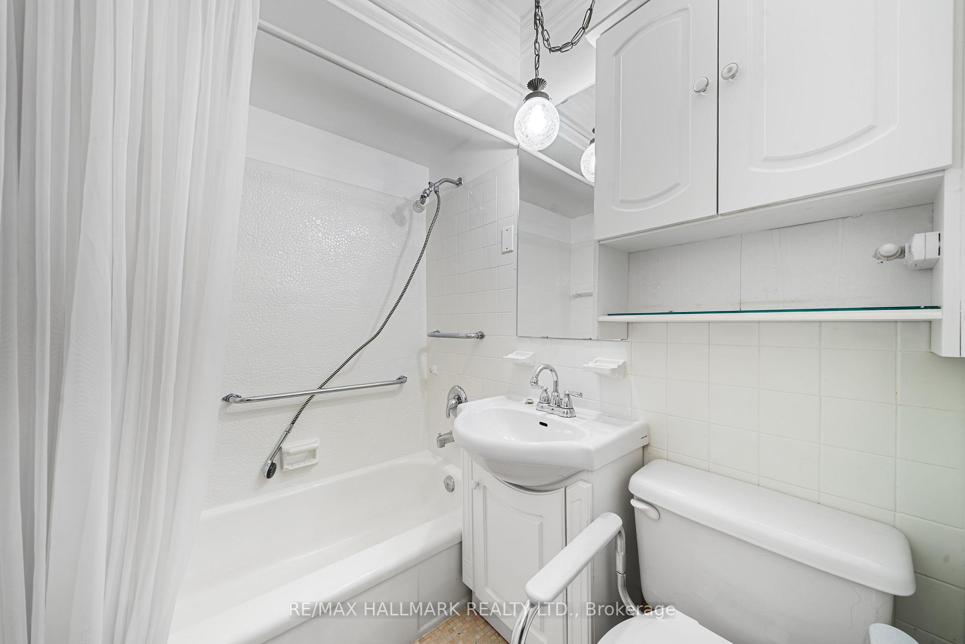 Photo 18 of 27 Sunray Crescent, North York, Downsview-Roding-CFB — HOMEH