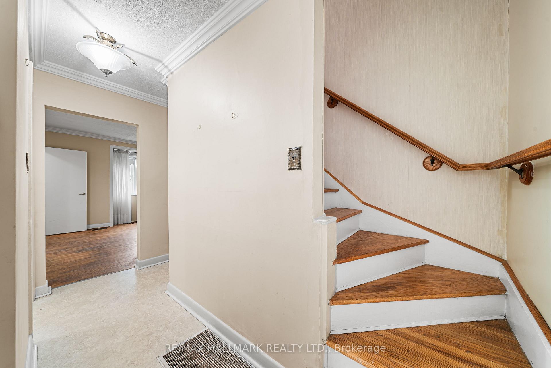 Photo 19 of 27 Sunray Crescent, North York, Downsview-Roding-CFB — HOMEH