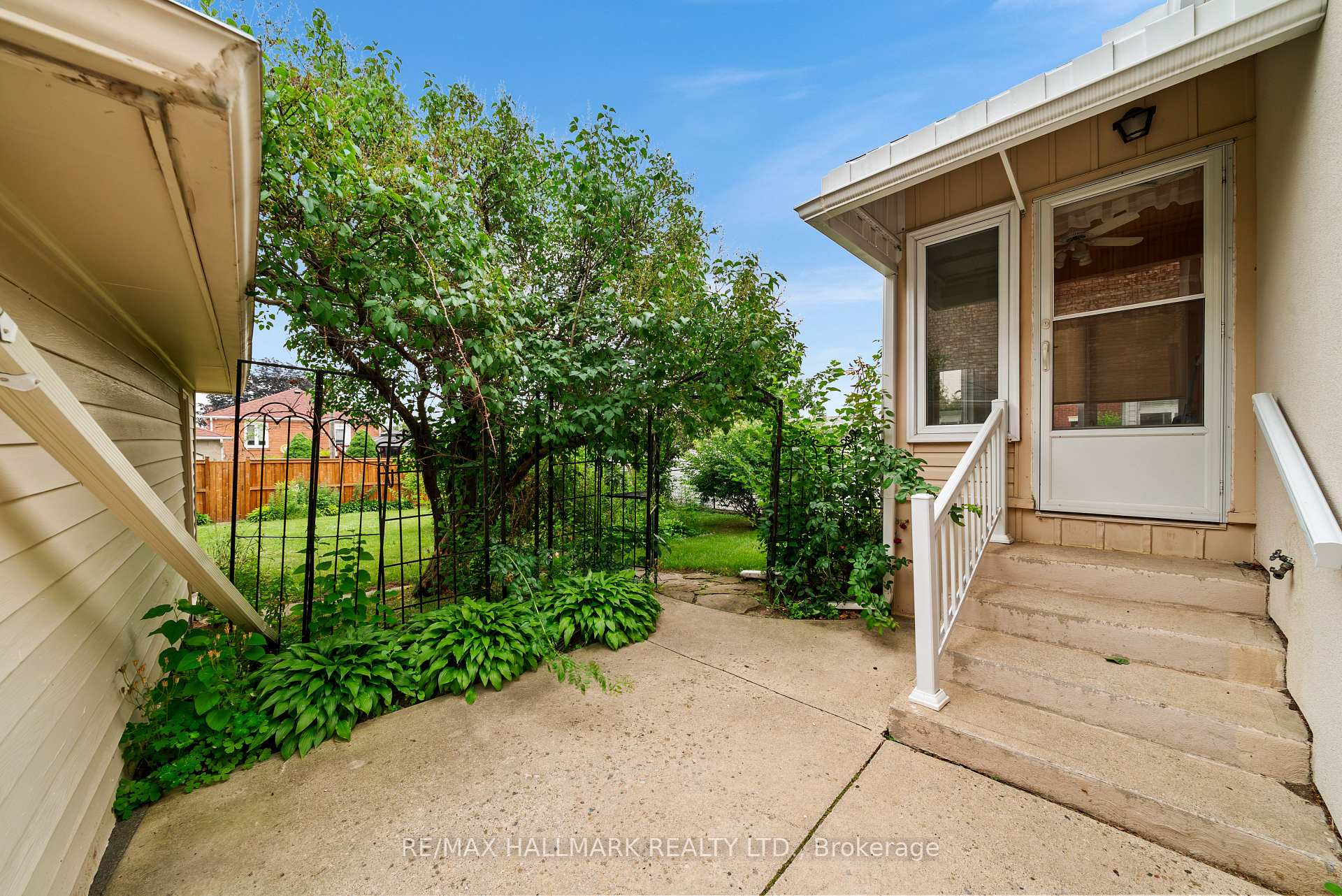 Photo 33 of 27 Sunray Crescent, North York, Downsview-Roding-CFB — HOMEH