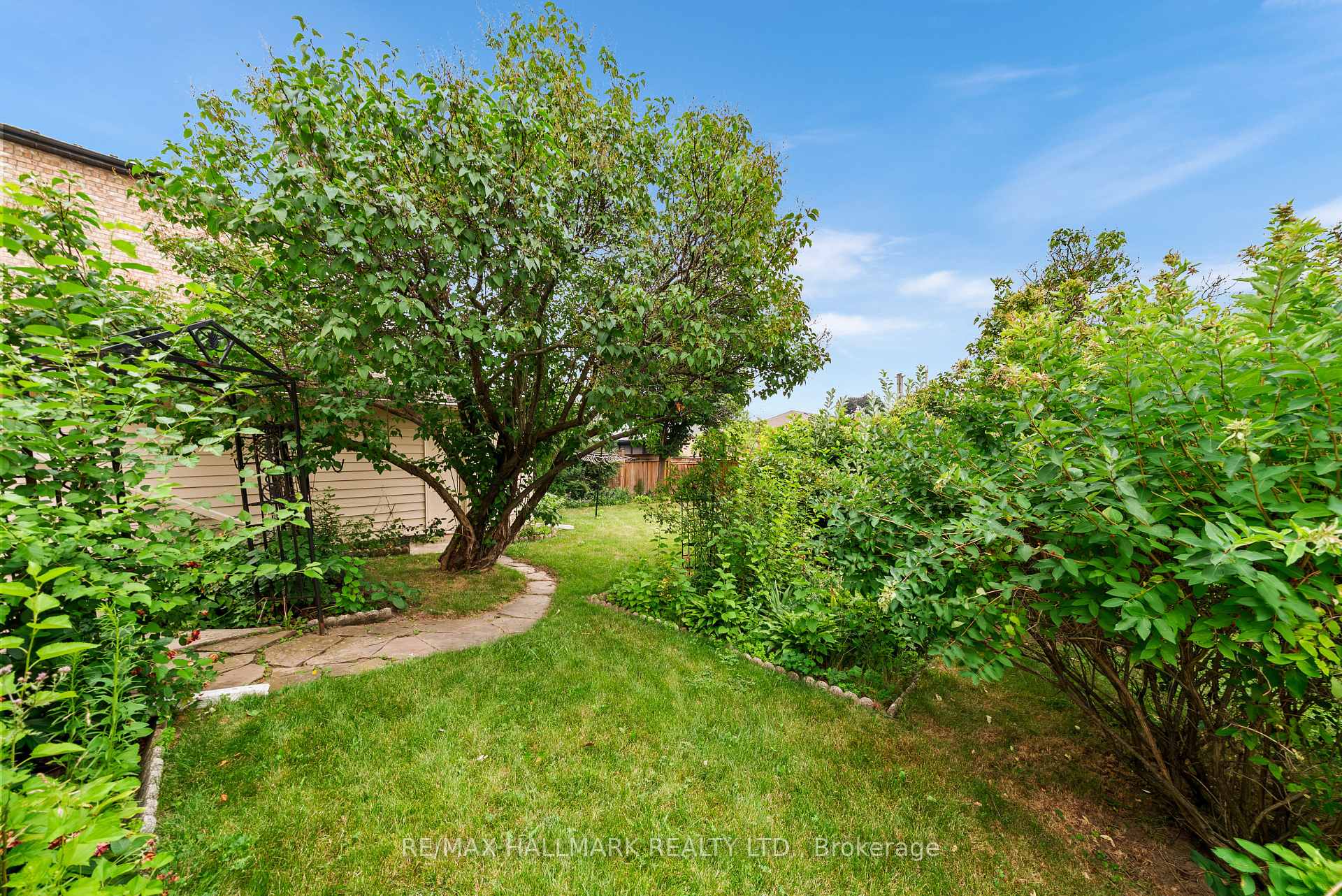 Photo 34 of 27 Sunray Crescent, North York, Downsview-Roding-CFB — HOMEH