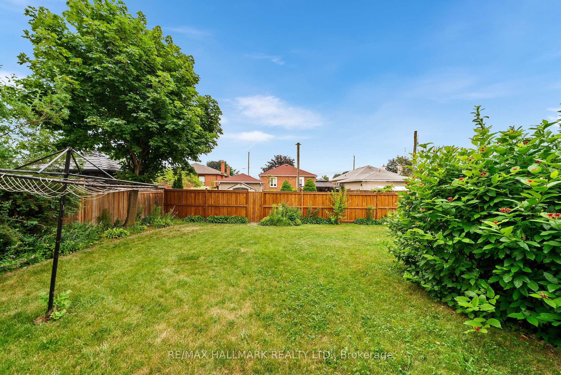 Photo 35 of 27 Sunray Crescent, North York, Downsview-Roding-CFB — HOMEH
