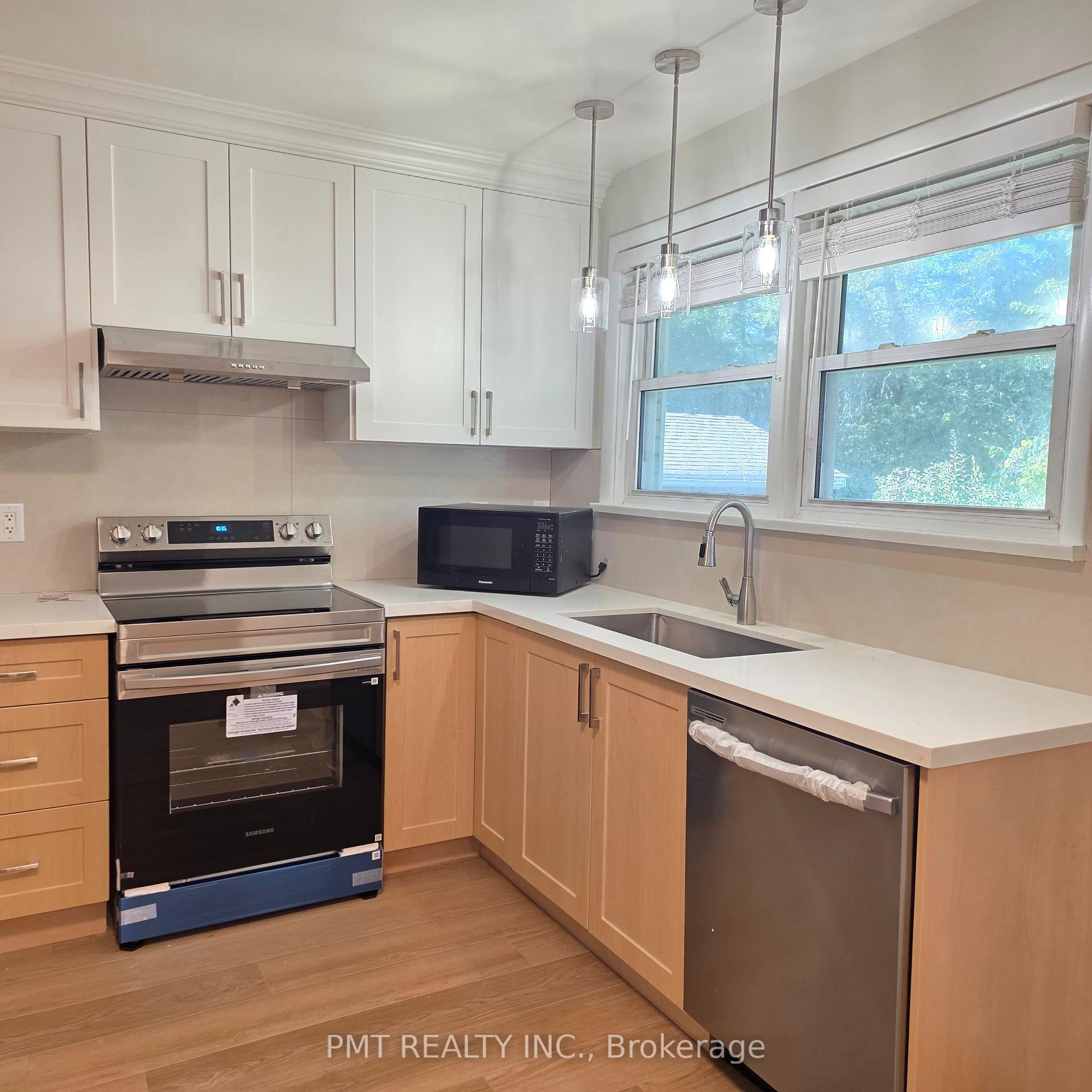 Photo 14 of 143 Elgin Crescent, Waterloo — HOMEH