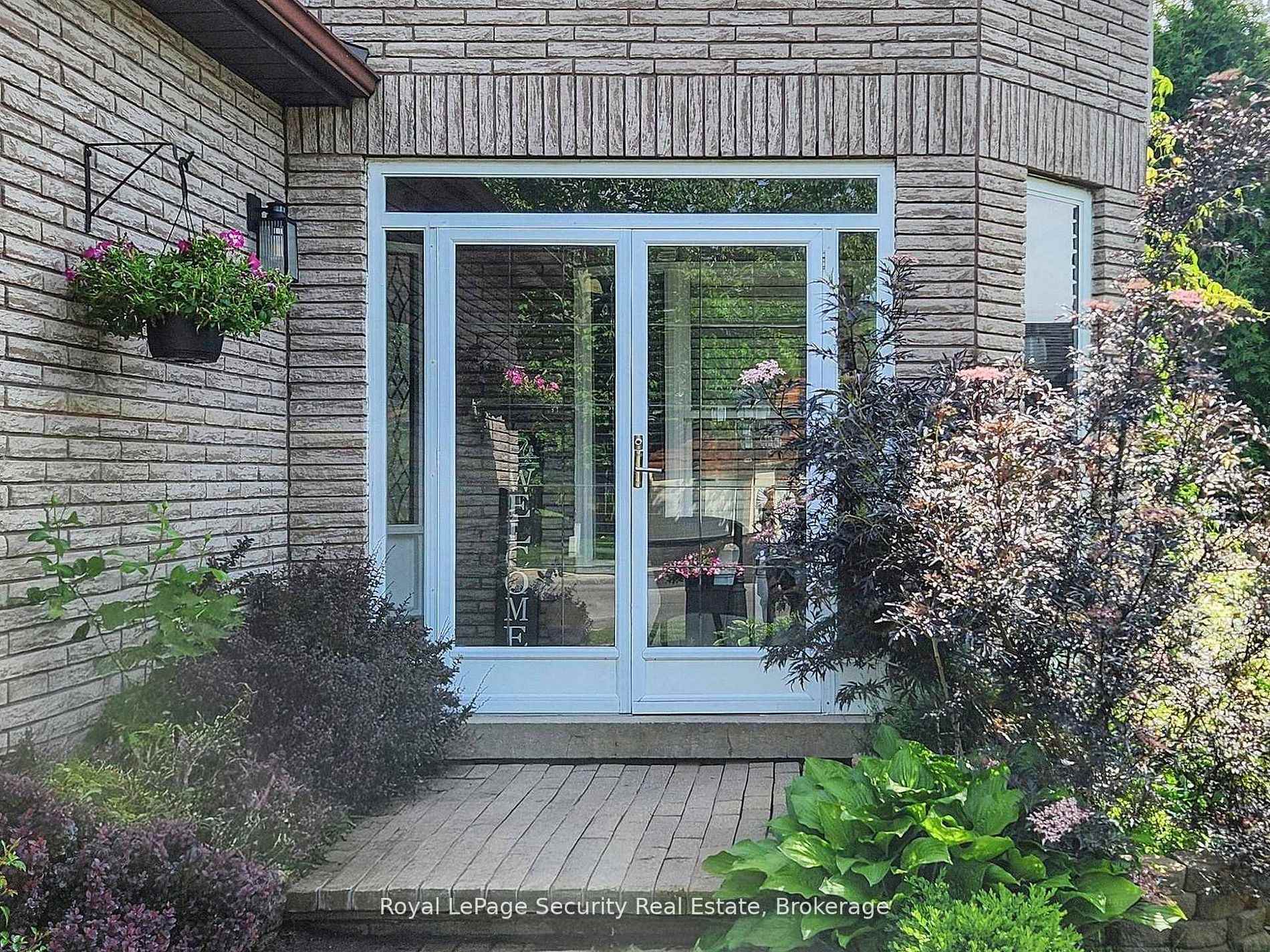Photo 2 of 122 Browning Trail, Barrie, Letitia Heights — HOMEH