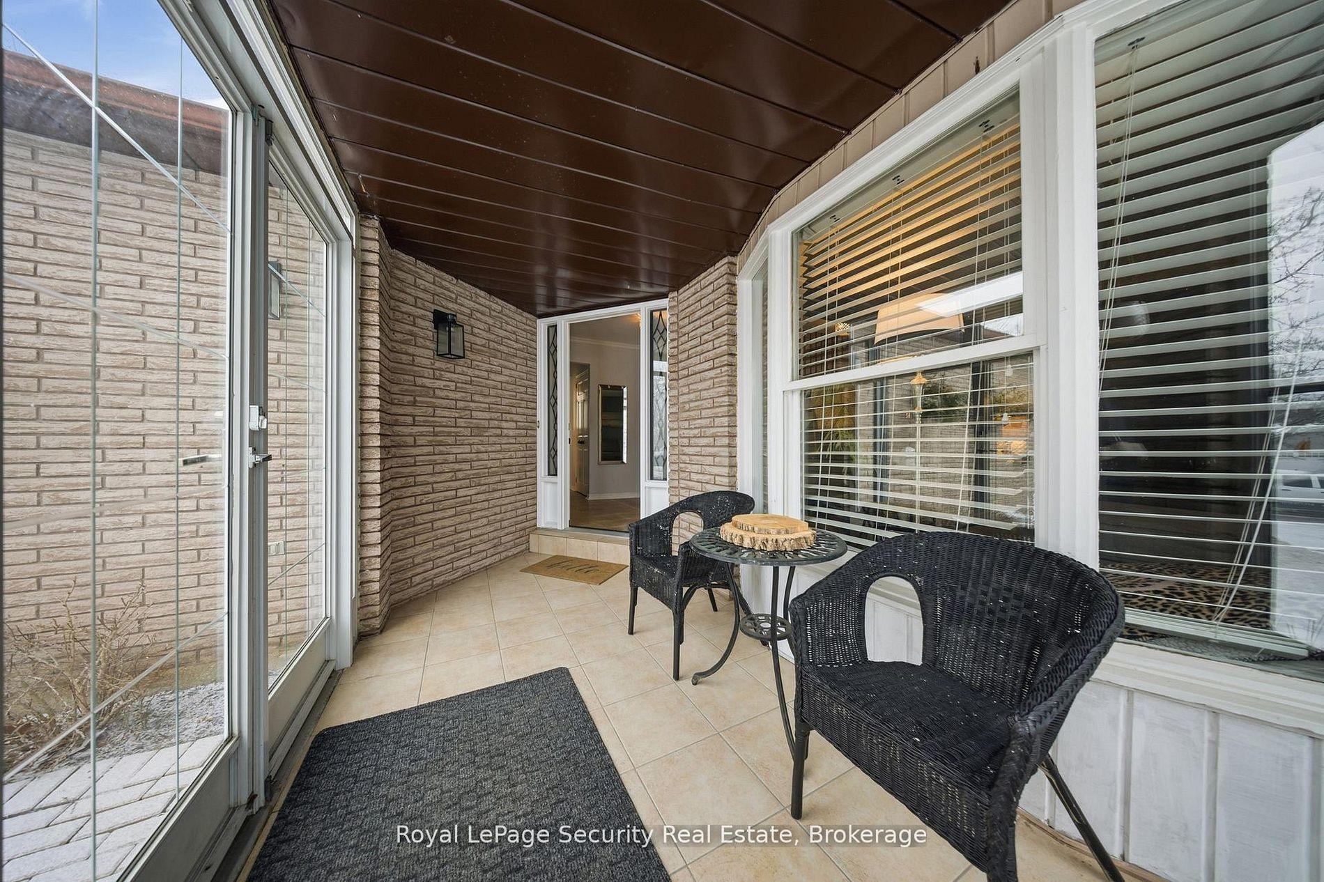 Photo 3 of 122 Browning Trail, Barrie, Letitia Heights — HOMEH