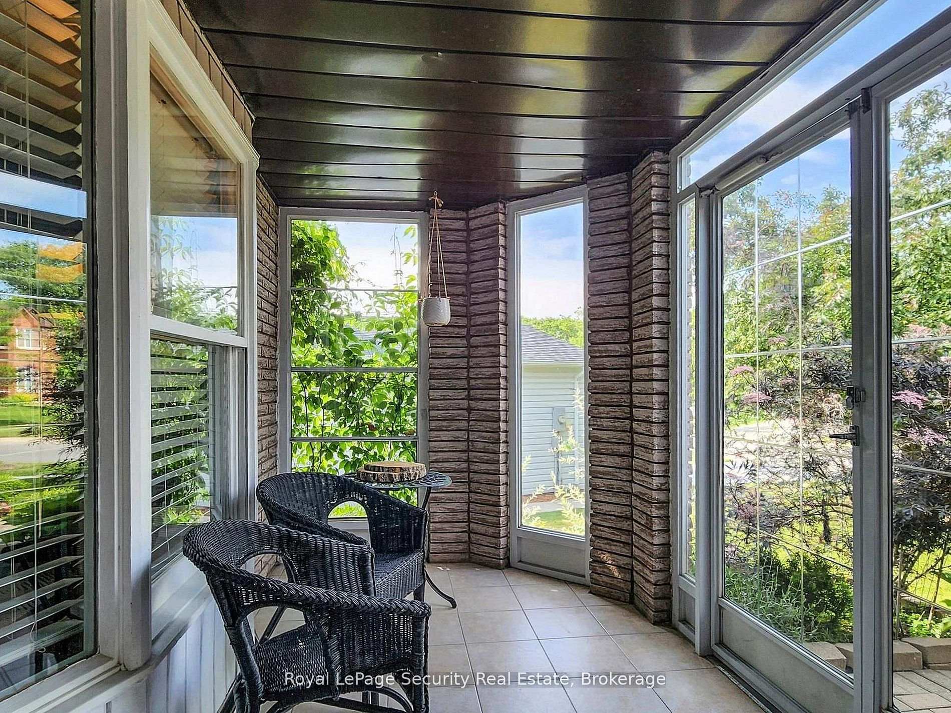 Photo 4 of 122 Browning Trail, Barrie, Letitia Heights — HOMEH