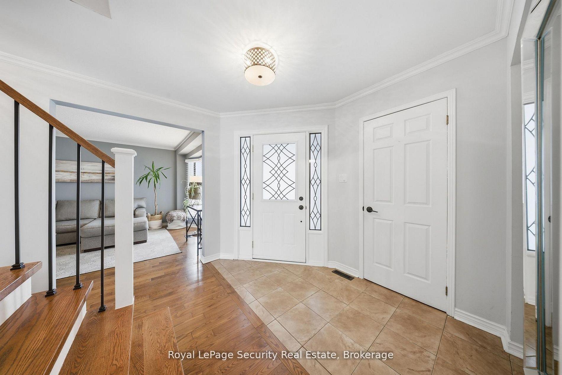 Photo 5 of 122 Browning Trail, Barrie, Letitia Heights — HOMEH