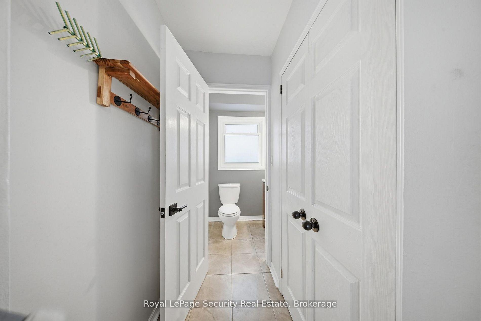 Photo 7 of 122 Browning Trail, Barrie, Letitia Heights — HOMEH
