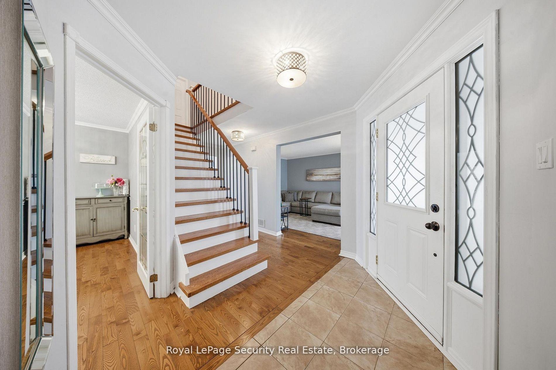 Photo 8 of 122 Browning Trail, Barrie, Letitia Heights — HOMEH