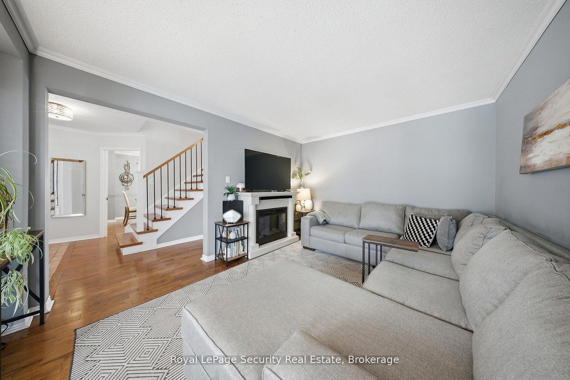 Photo 9 of 122 Browning Trail, Barrie, Letitia Heights — HOMEH
