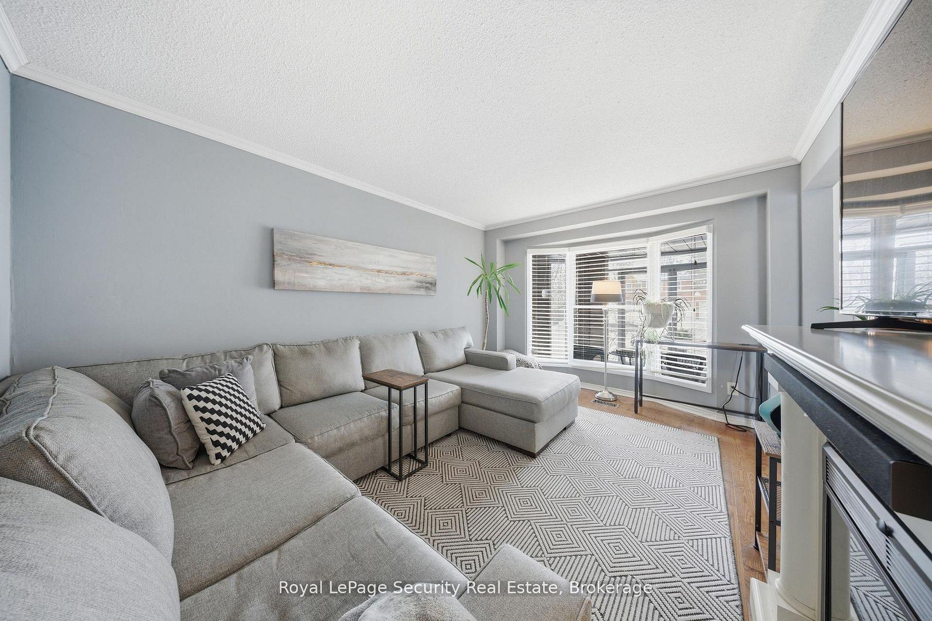 Photo 10 of 122 Browning Trail, Barrie, Letitia Heights — HOMEH