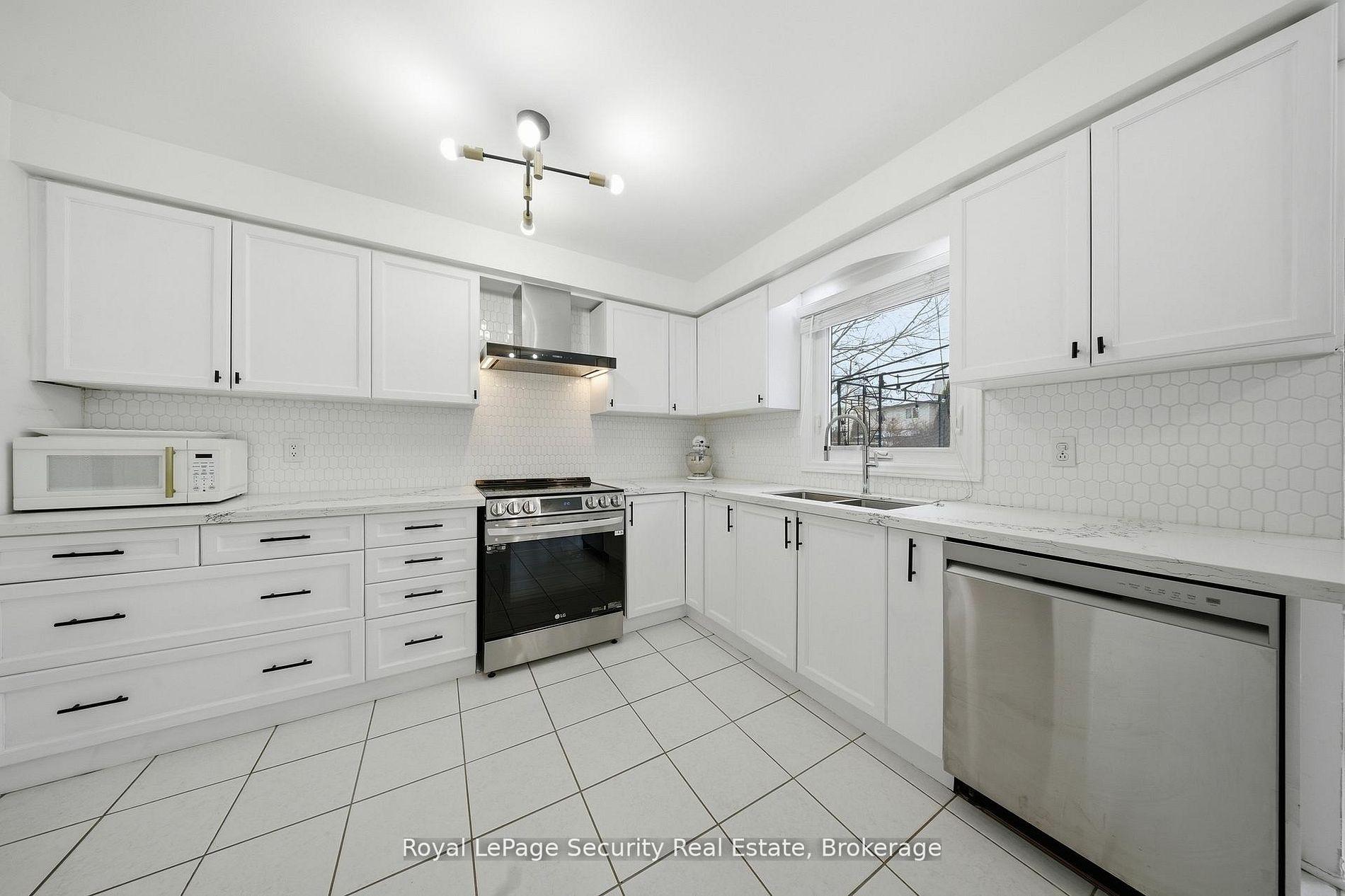 Photo 13 of 122 Browning Trail, Barrie, Letitia Heights — HOMEH