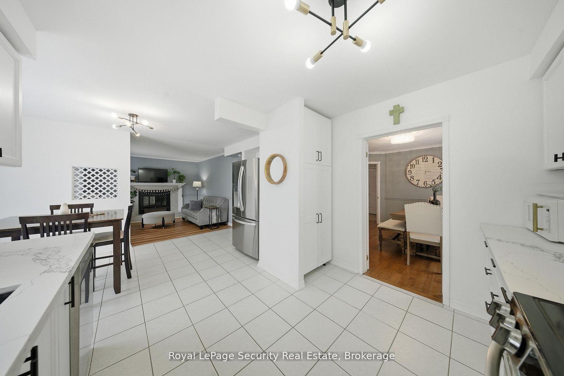 Photo 14 of 122 Browning Trail, Barrie, Letitia Heights — HOMEH